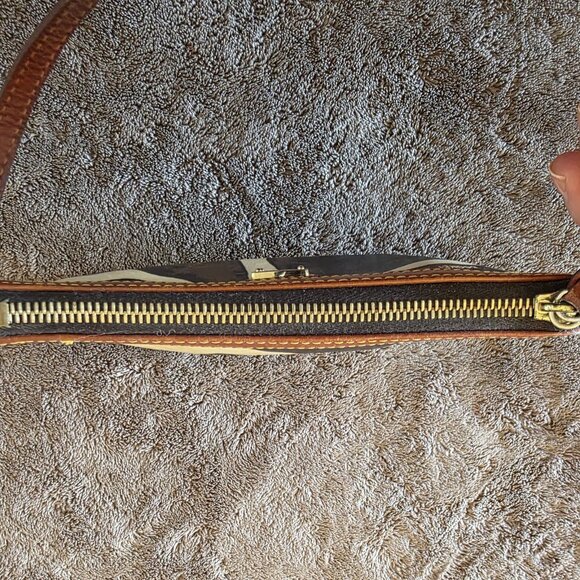 Dooney & Bourke Giraffe Print Wristlet Mini Shoulder Bag Brown Cream Leather - Picture 10 of 13